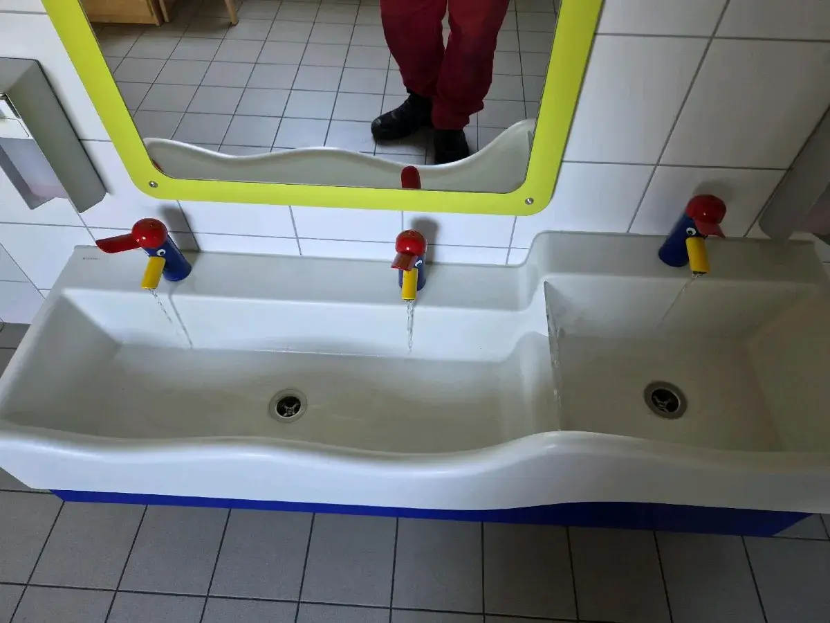 Kinder-Waschbecken mit farbigen Armaturen in der Kita Wendisch Evern – frisches Trinkwasser nach der Desinfektion