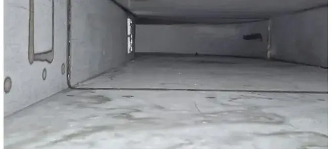 Küchenabluftleitung einer Schiffskombüse nach der fettlösenden Feuchtreinigung